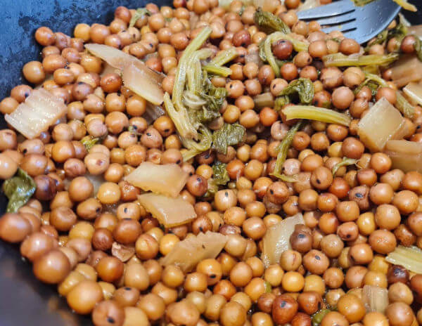 Small grey peas cooked with vegetables